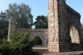 Kamienna półrotunda na Mazurach odzyska dawny blask. To ważne miejsce