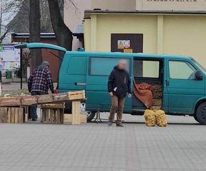 Pustki na targowisku w Nowej Dębie