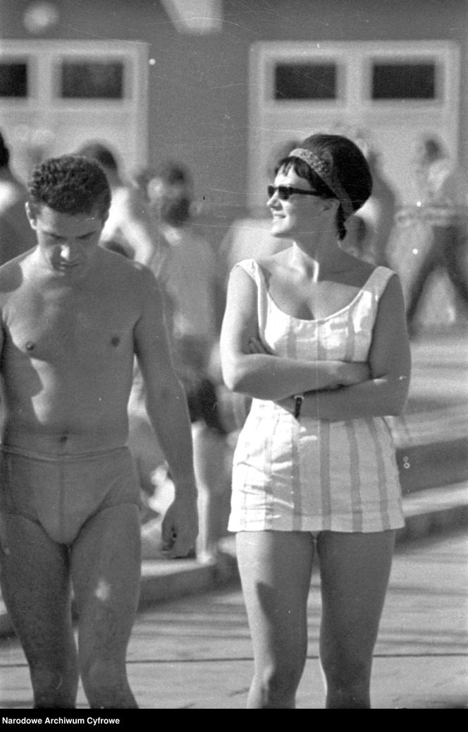 QUIZ PRL. Seksbomby znad Bałtyku. W czym opalały się nasze matki i babki? 15 pytań o plażowanie w stylu PRL