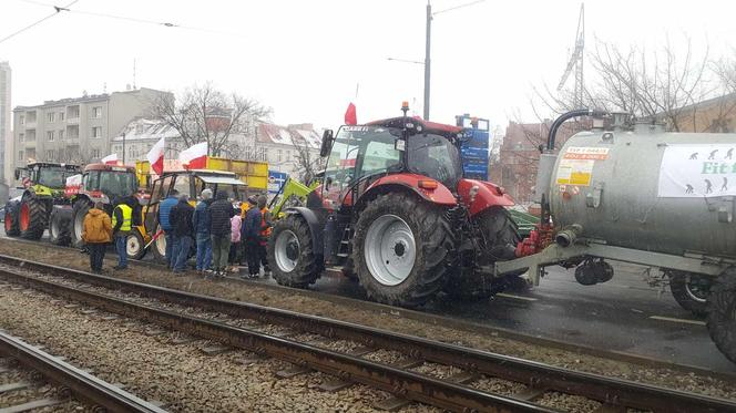 Dźwięk kilkuset klaksonów niesie się po Bydgoszczy. Rolnicy: Bez nas będziecie głodni, nadzy i trzeźwi