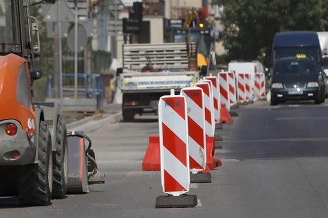 Awaria wodociągowa na ul.  Jaśkowa Dolina w Gdańsku. Bez wody są mieszkańcy 5 budynków. Utrudnienia w ruchu 22.01.2021 r.