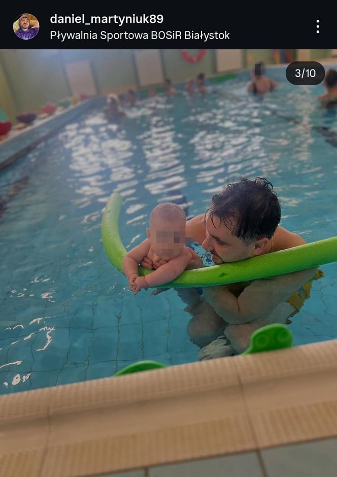 Daniel Martyniuk uczy syna pływać