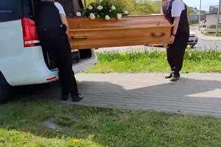 Trumna wypadła z karawanu