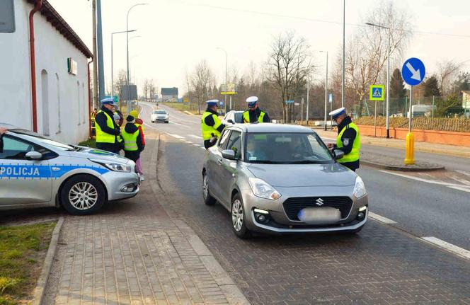 Policjanci z Kościerzyny zaskoczyli kierowców. Zamiast mandatu były miłe niespodzianki