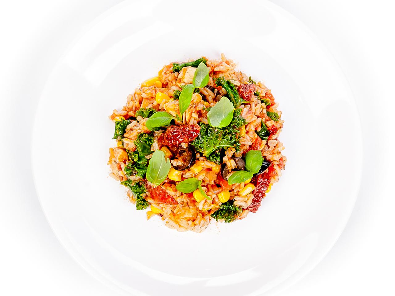 Potrawka z indykiem, jarmużem, czarnymi oliwkami i brązowym ryżem