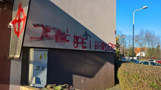 Antyukraińskie napisy na budynku na osiedlu Bukowym