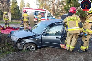Tragedia w Tomicach. Jechali bez pasów, betonowy słup pękł jak zapałka. Są zarzuty dla młodego kierowcy