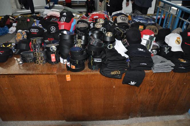 Podrobiona odzież na przygranicznych bazarach