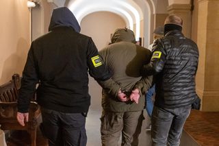 Pomagał nielegalnie unikać odsiadki za kratkami innym - teraz sam idzie do aresztu.