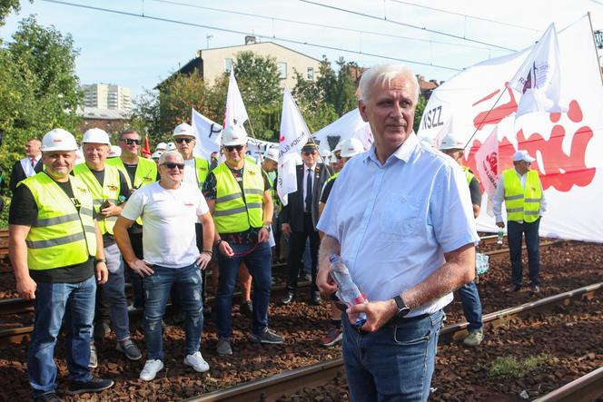 Protest na torach w Katowicach. Protestują związkowcy przeciwko zwolnieniom w PKP Cargo