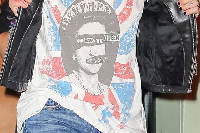 Paris Jackson w koszulce z brytyjską flagą