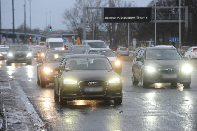 Remont Trasy Łazienkowskiej. Paraliż komunikacyjny i korki w Warszawie