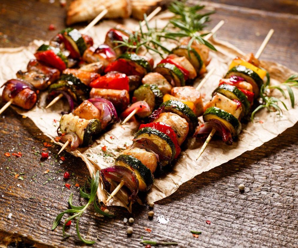 szaszłyki z kiełbasą i warzywami