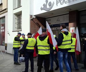 Kalisz. Rolnicy protestowali przed biurami poselskimi 