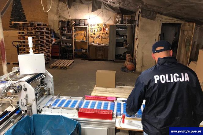 Miliony nielegalnych papiersów na terenie dawnej fermy drobiu pod Olsztynem