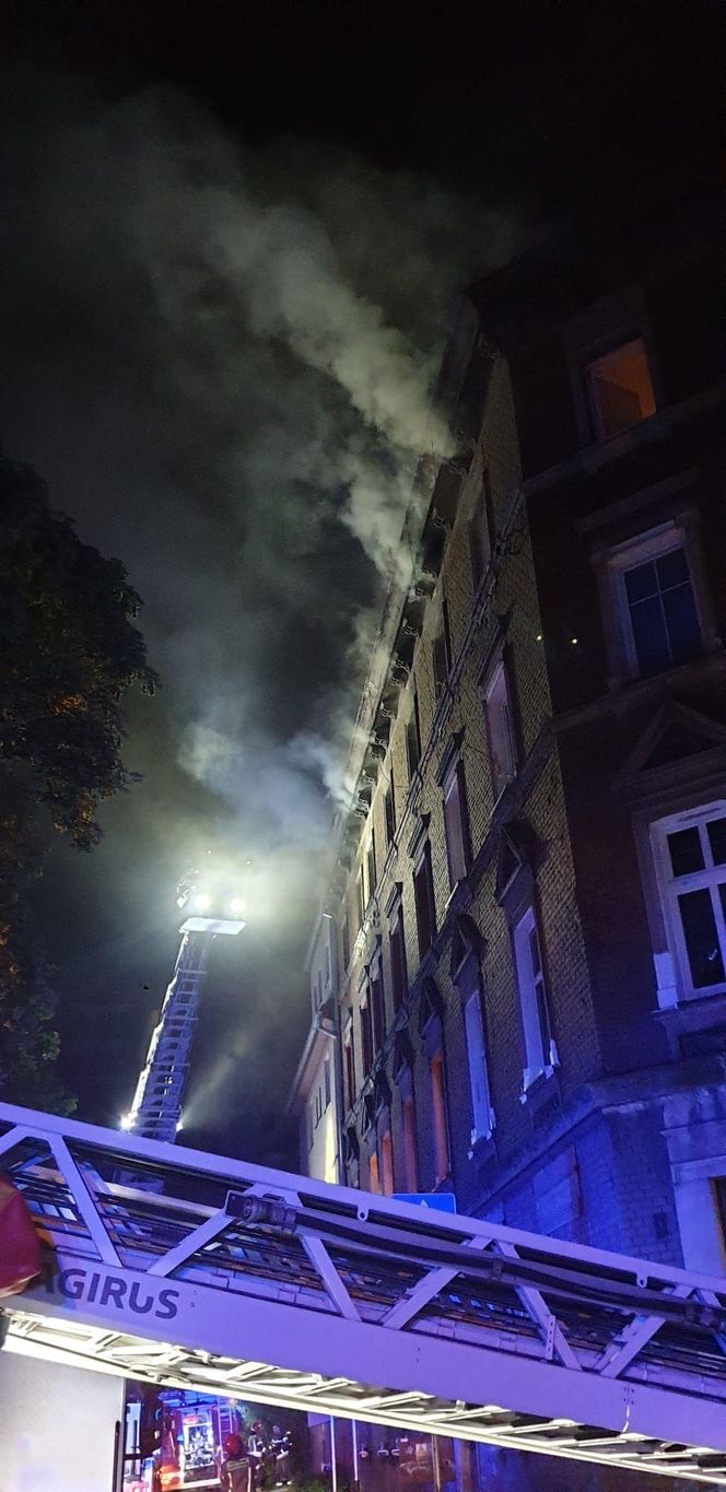 Nocny pożar poddasza w Zabrzu. Jedna osoba poszkodowana 