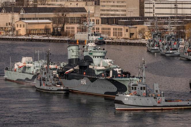 ORP Błyskawica opuściła swoje miejsce przy nabrzeżu w Gdyni