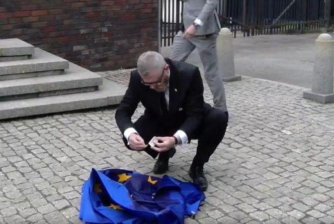 Grzegorz Braun w Katowicach podpalił flagę Unii Europejskiej