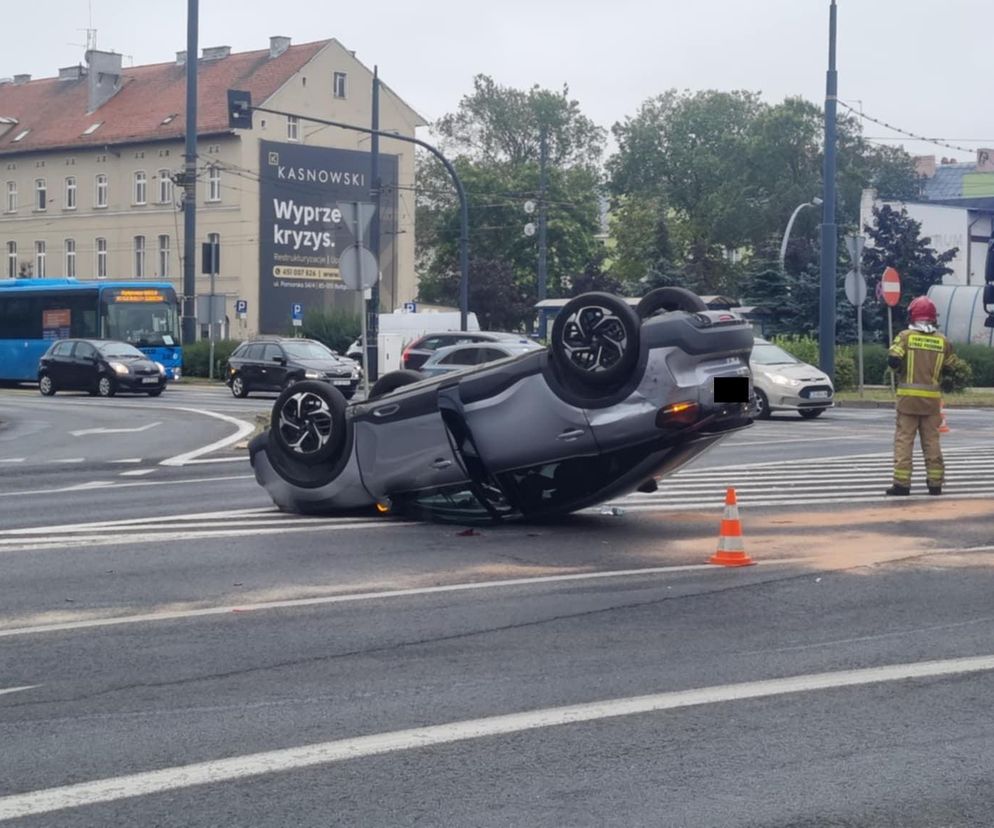 Dachowanie na rondzie Jagiellonów w Bydgoszczy! Kierowca z mandatem [ZDJĘCIA]