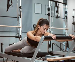 Czym różni się pilates na macie od reformera? Poznaj kluczowe różnice w treningu