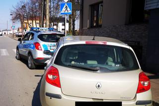 Jechał swoim clio po centrum miasta. Był PIJANY jak bela! 