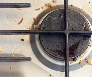 Wetrzyj w przypalone palniki w kuchence. Po chwili będą jak nowe. Czyszczenie palników kuchenki 