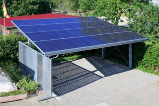 Wiata fotowoltaiczna daje cień i energię. Czy cię na nią stać?