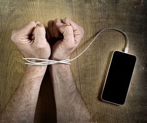 FOMO - sprawdź, czy jesteś uzależniony od dostępu do informacji 