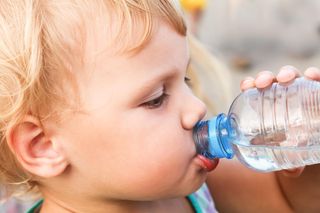 Ta groźna substancja może sprzyjać ADHD i autyzmowi. Ukrywa się w butelce plastikowej