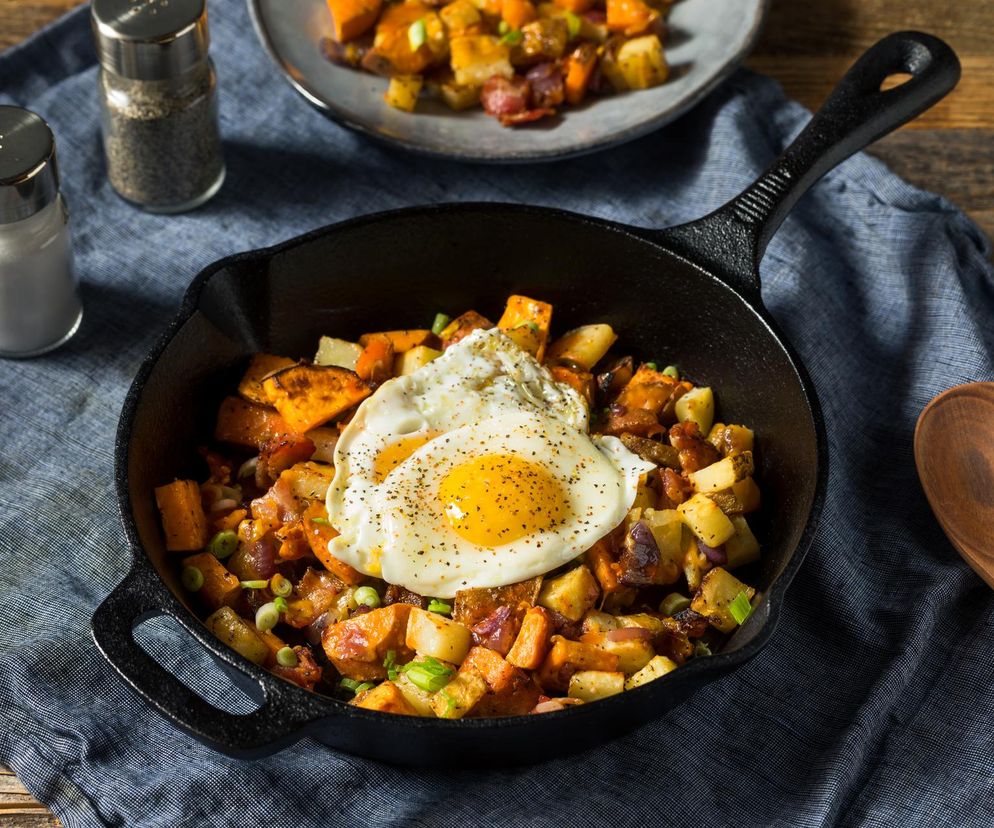 Śniadanie mistrzów z jednej patelni. Przygotowanie nie zajmie nawet 15 minut