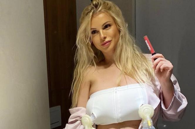 Słowianka zbiera pokarm dla córeczek