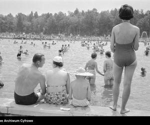 QUIZ PRL. Seksbomby znad Bałtyku. W czym opalały się nasze matki i babki? 15 pytań o plażowanie w stylu PRL