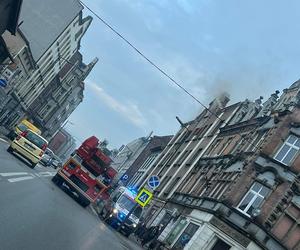Płonie kamienica w Siemianowicach Śląskich. Strażacy ewakuowali mieszkańców 