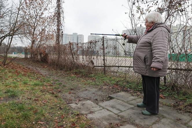 Błoto zamiast czystego chodnika. "Straciłam buta w tym bagnie!"