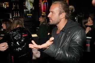 Tak Piotr Stramowski dokazuje bez żony. Humor mu dopisuje 