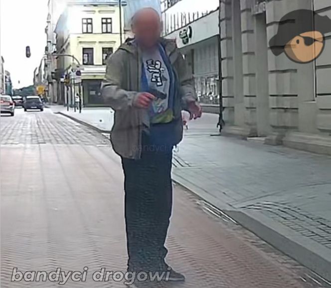 Wyjął pistolet na środku ulicy i wycelował w kobietę. Poszukuje go policja 