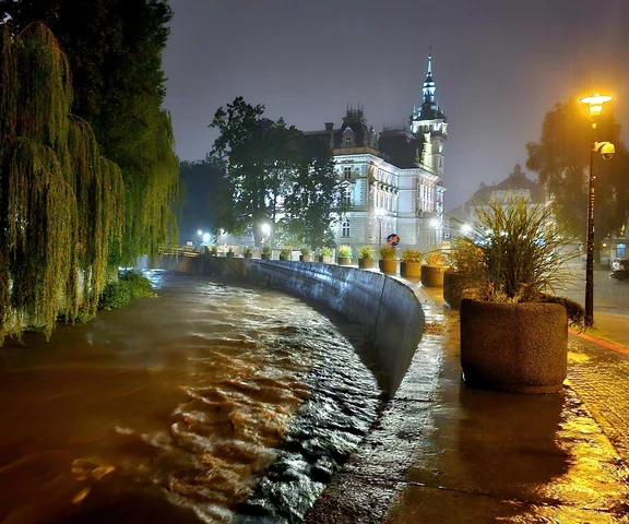 Krytyczna sytuacja na południu woj. śląskiego. Wydawane są worki z piaskiem