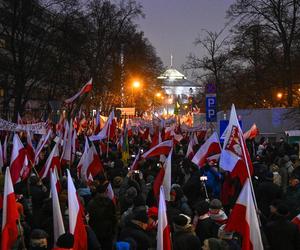 Tłumy rozpoczęły protest pod Sejmem! Uczestnicy solidarni z Mariuszem Kamińskim i Maciejem Wąsikiem