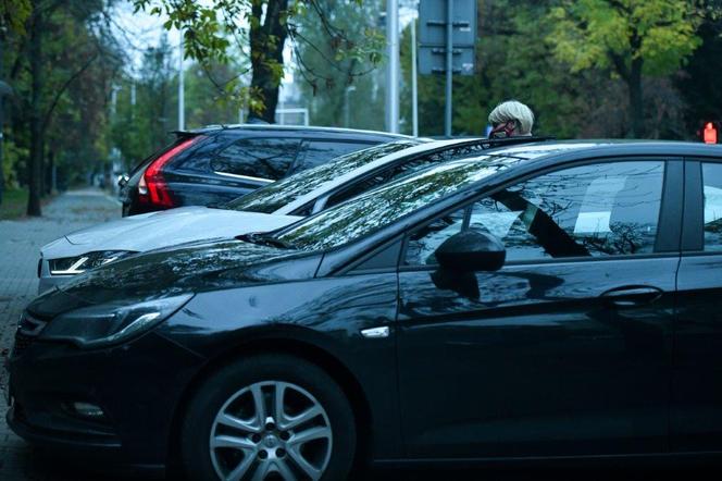 Wystrojona Kożuchowska rozmawia w masce przez telefon