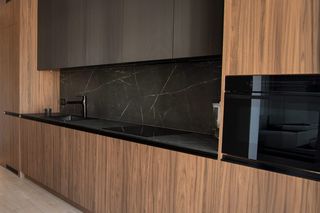 Biuro chowane w szafie i uchwyty - króliczki. Subtelne akcenty w wykończeniu wnętrza warszawskiego mieszkania