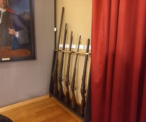 Z takiej strzelał James Bond. Cenny podarunek od policji w Lesznie dla Muzuem Okręgowego