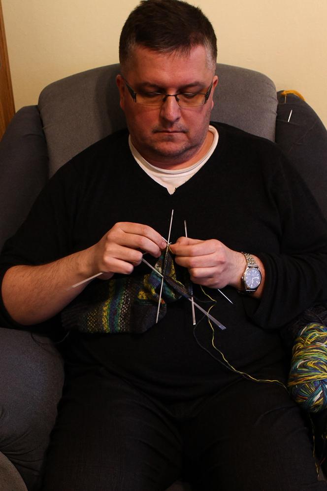 Ksiądz robi na drutach żeby ratować kościół
