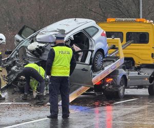 Po uderzeniu w drzewo, z auta wypadł silnik. Kierowca nie miał szans. Zginął na miejscu