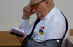 Lech Wałęsa z ręką na temblaku poszedł do kościoła. Na koszuli Matka Boska i flaga Ukrainy