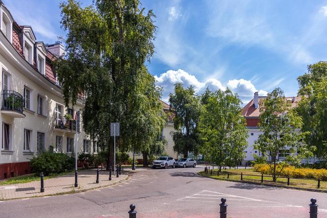 Osiedle Wyspiańskiego w Warszawie - zdjęcia. Z góry wygląda jak wielki wykrzyknik