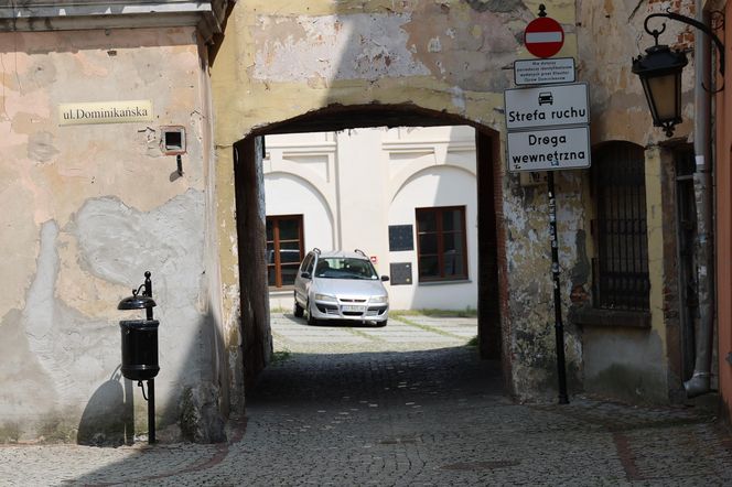 Brama prowadząca na taras widokowy na placu im. Jerzego Giedroycia w Lublinie