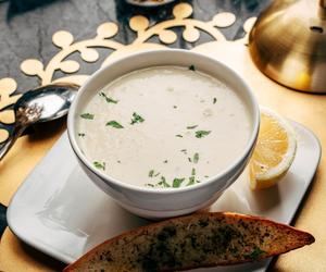 Ciurka zachwyca smakiem. Sycąca zupa zabielana śmietaną i tym nieoczywistym składnikiem