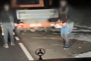 Nagranie z tej akcji mrozi krew w żyłach. Ruszyli na kierowcę z odpalona piłą mechaniczną. Zostali zatrzymani