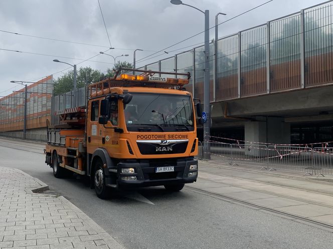 Pociągi i autobusy wróciły do kursowania. Estakada w Chorzowie jest zamknięta