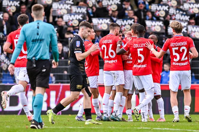 Absolutnie skandaliczna oprawa na derbach Krakowa. W pewnym momencie zaczęło się palić